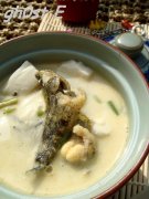 菜花时节吃塘鲤鱼